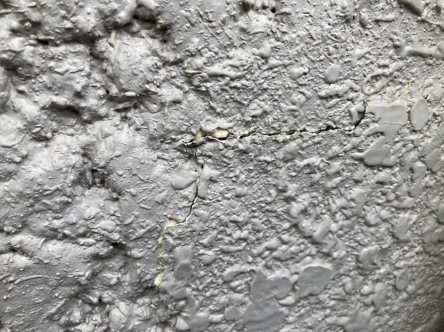 外壁のクラックの跡